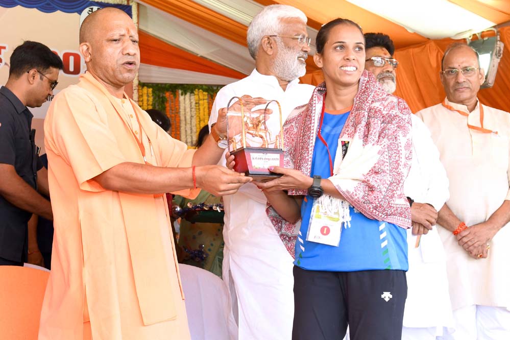 योगी सरकार ने किया साहसी बेटियों का सम्मान, समाज में गूँजा संदेश हर बालिका को मिले जीवन का अधिकार