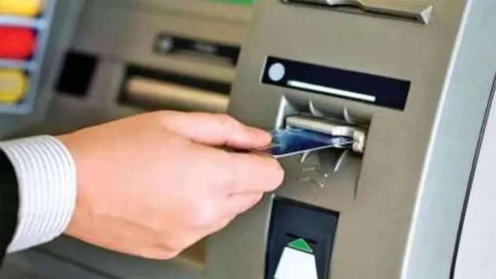 ATM यूजर्स सावधान! RBI ने नियमों में किया बड़ा बदलाव, जानें कैसे प्रभावित होंगे आप