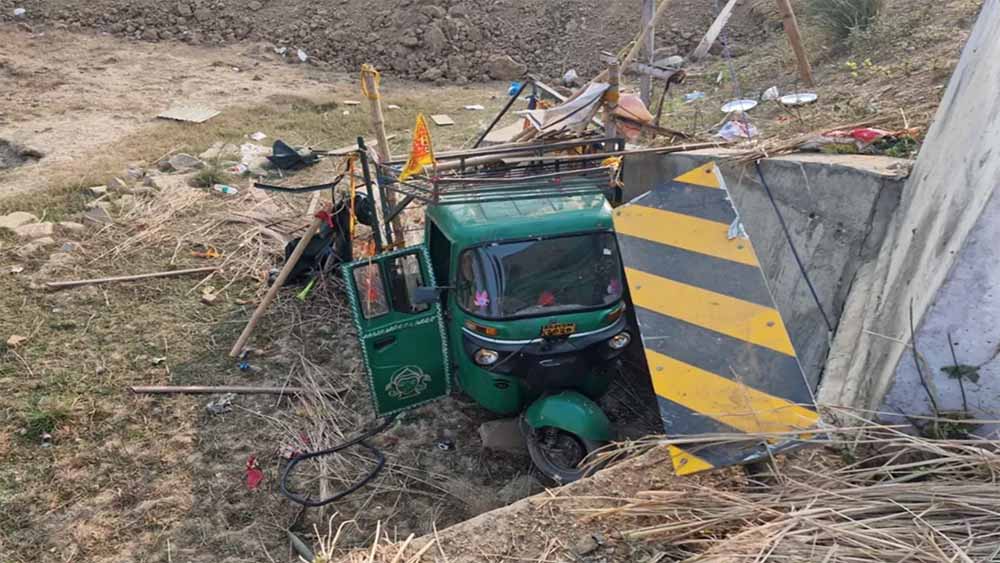 एक झटके में मौत और घायल: बेकाबू पिकअप ने ऑटो रिक्शा को रौंदा