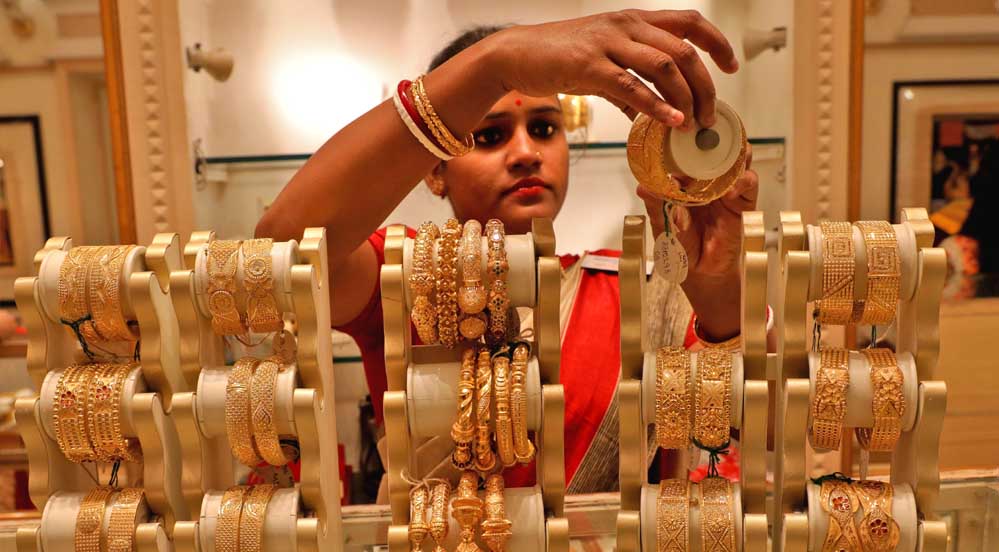 बाजार में हलचल: इन 4 कारणों से सोना 1 लाख से नीचे और चांदी में भारी गिरावट संभव