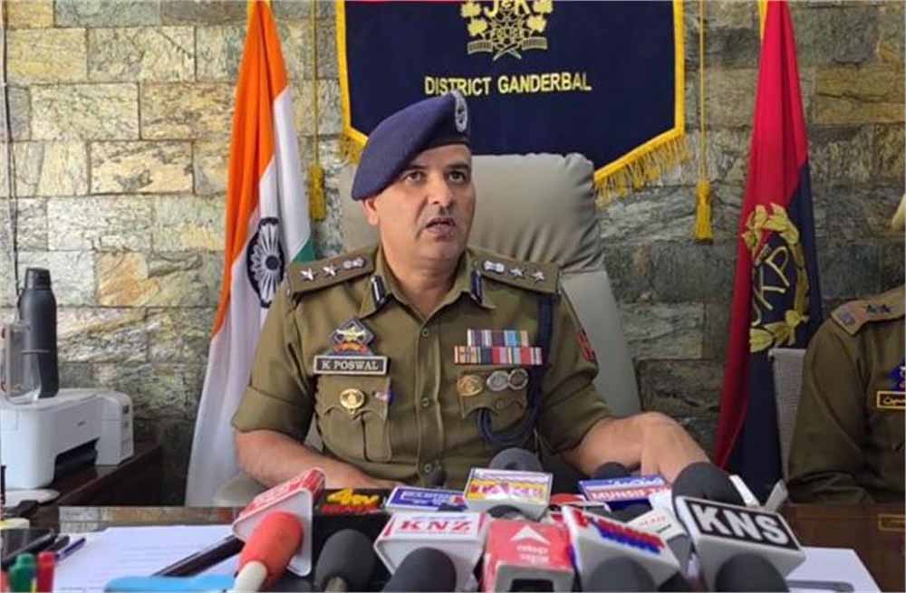 जम्मू-कश्मीर में पुलिस की बड़ी सफलता: कुख्यात अपराधी की गिरफ्तारी से हिल गया गैंग नेटवर्क