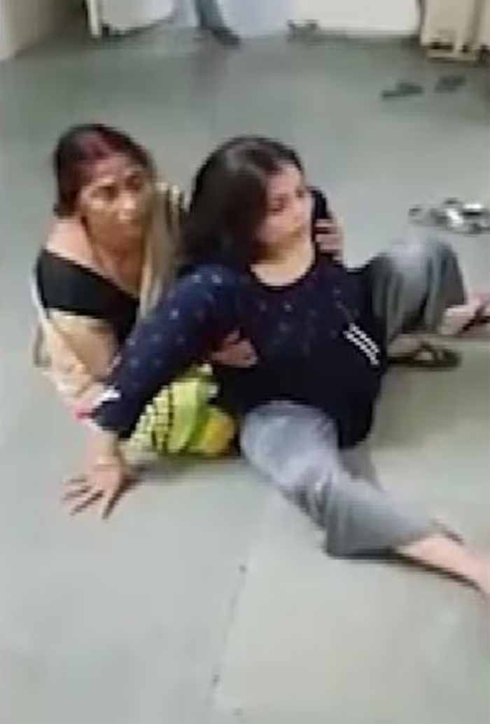 वीडियो वायरल: दर्द से तड़पती गर्भवती ने अस्पताल फर्श पर जन्मा बच्चा