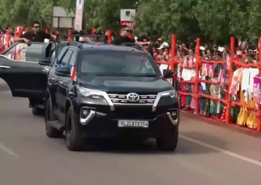 नवा रायपुर की सड़कों पर दिखा जोश और जनसमर्थन, प्रधानमंत्री मोदी ने किया रोड शो