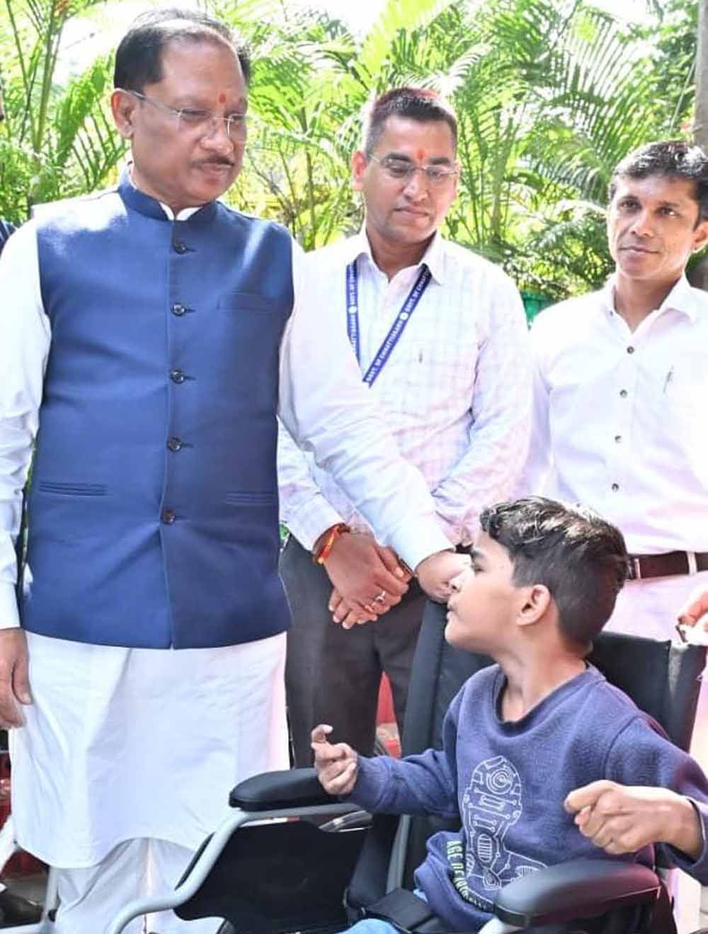 पैरों से चित्र उकेरने वाली पूनम बिटिया के जीवन में मुख्यमंत्री ने भरी नई उम्मीद- अब विशेष विद्यालय में मिलेगा शिक्षण और छात्रवृत्ति