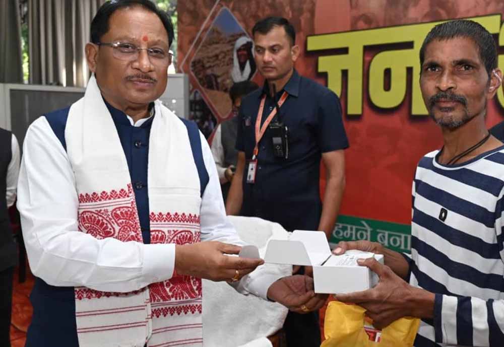 जनदर्शन में बदल गई जिंदगी: CM साय ने रमन निर्मलकर को सौंपा श्रवण यंत्र, जताई मानवीयता