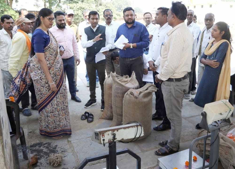 कांकेर जिले के धान खरीदी केंद्रों की व्यवस्था का लिया जायज़ा : सचिव रीना बाबा साहेब कंगाले ने