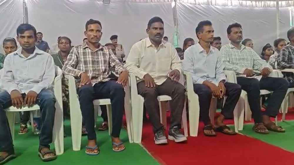 हिड़मा के करीबी एर्रा का भी समर्पण, तेलंगाना में 37 नक्सलियों ने हथियार डाले—अब तक का सबसे बड़ा सरेंडर