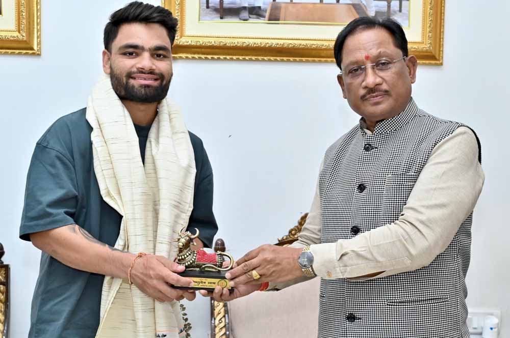 भारतीय क्रिकेटर रिंकू सिंह की सीएम से शिष्टाचार भेंट