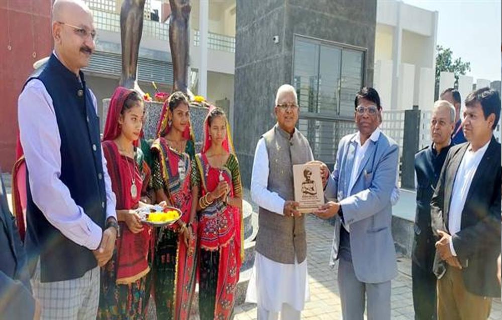 गुजरात के राजपीपला में बिरसा मुंडा जनजातीय विश्वविद्यालय पहुंचे राज्यपाल पटेल