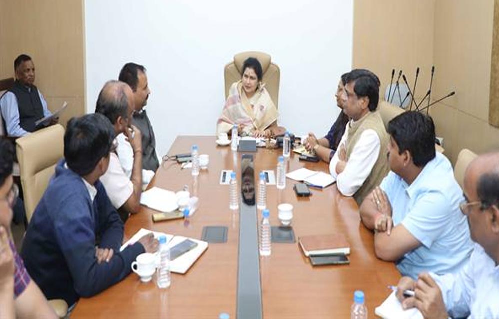 राज्यमंत्री श्रीमती गौर का निर्देश — तेज़ी से करें विकास कार्य, जनता तक पहुँचे हर योजना का लाभ