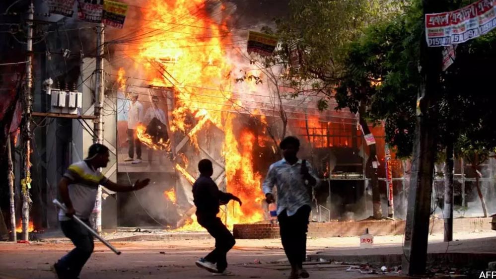 पड़ोसी बांग्लादेश में उबलता माहौल: उपद्रव में दो की मौत, शेख हसीना की सजा-ए-मौत पर विरोध