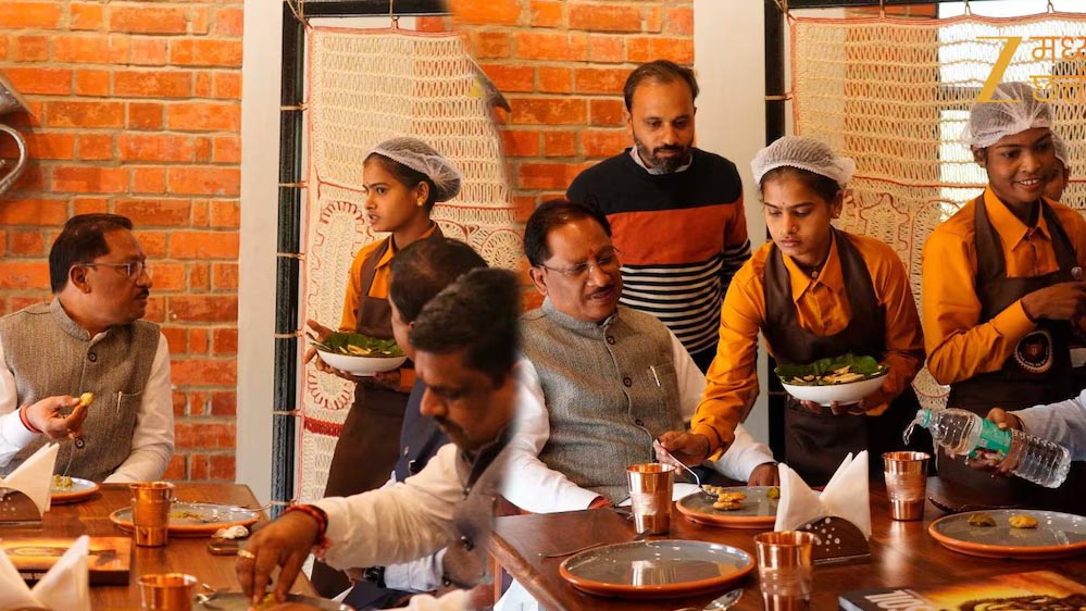 बस्तर में नक्सली अब कैफे चलाएंगे, खाना बनाने-सर्व करने की ट्रेनिंग, CM साय ने पहले दिन लिया अनुभव