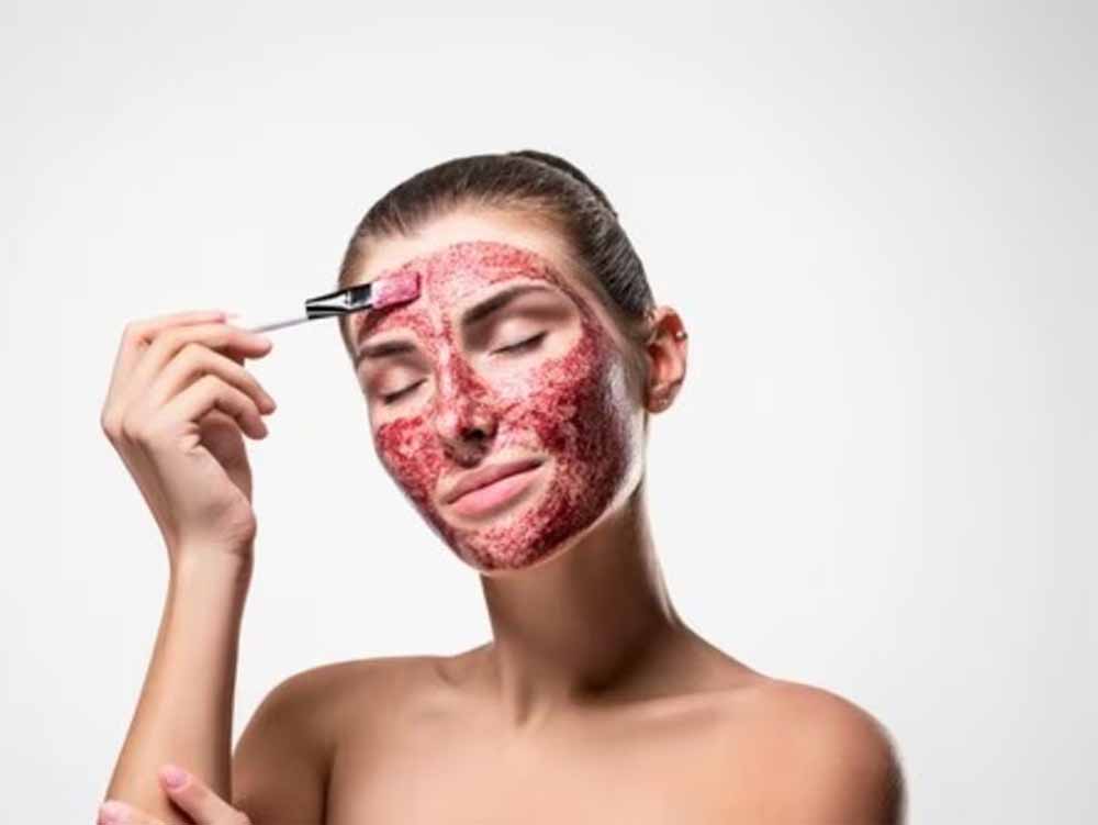 स्किन ग्लो के लिए पीरियड ब्लड? मिथक और मेडिकल फैक्ट्स यहाँ पढ़ें