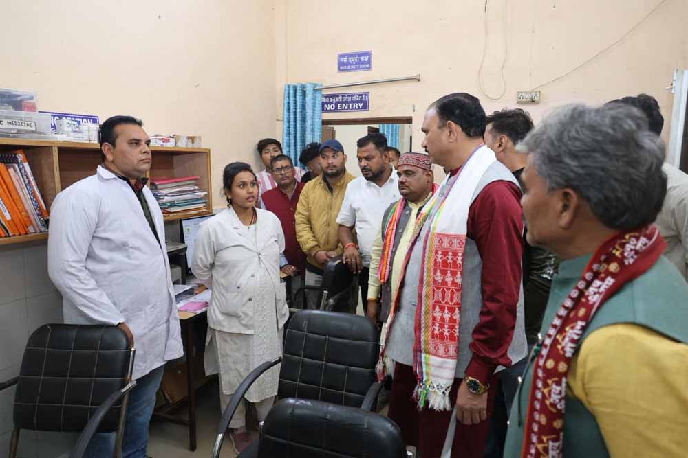 साझा स्वास्थ्य केंद्र में स्वास्थ्य मंत्री श्याम बिहारी जायसवाल का औचक निरीक्षण