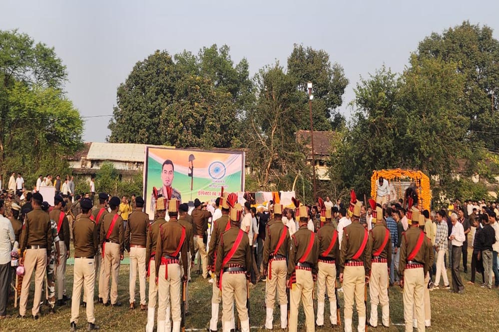 नक्सली मुठभेड़ में बलिदान देने वाले आशीष शर्मा को अंतिम सलामी, मंत्री प्रहलाद पटेल ने किया सम्मान