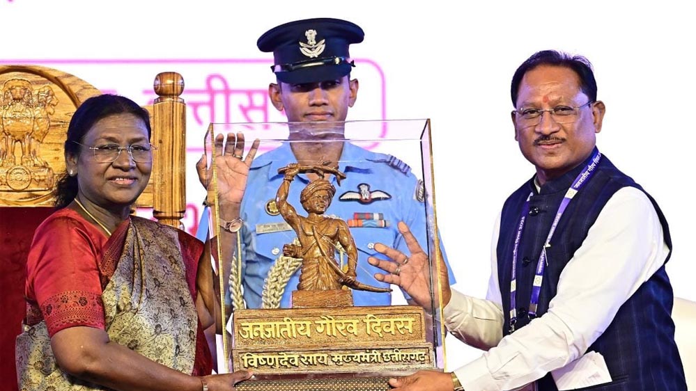 जनजातीय गौरव दिवस समारोह: मुख्यमंत्री साय ने राष्ट्रपति मुर्मु को प्रदान की बिरसा मुंडा की अनोखी बस्तर आर्ट मूर्ति