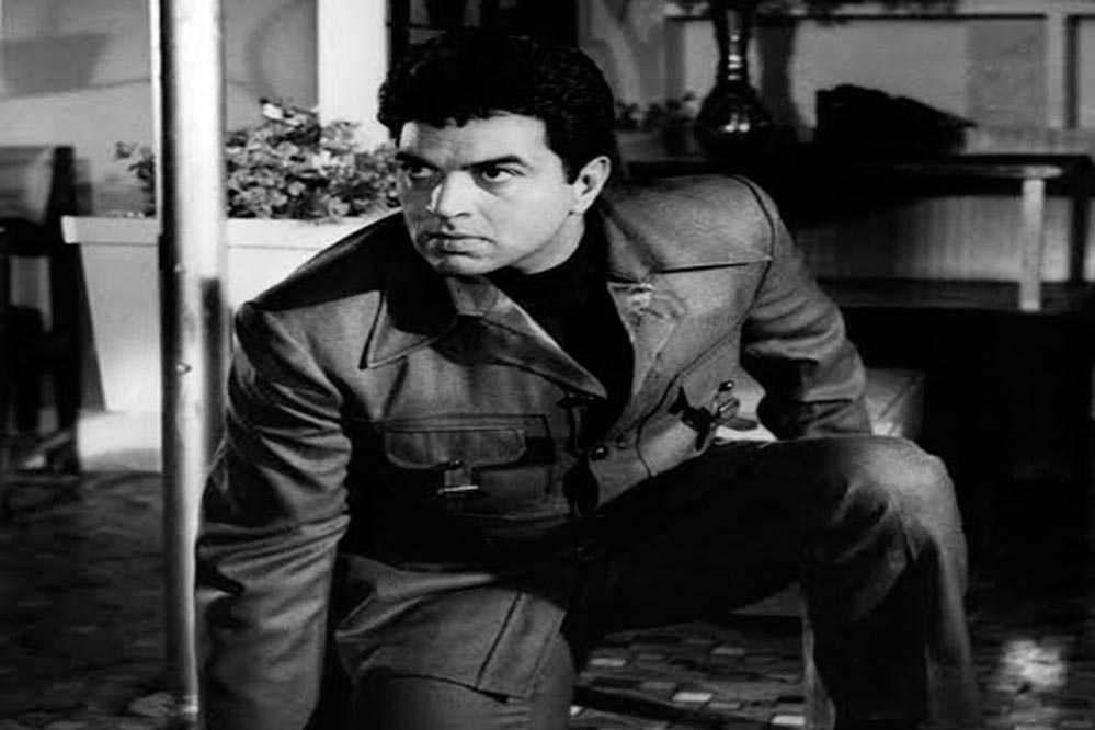 89 साल की उम्र में निधन हुआ धर्मेंद्र का, विले पार्ले में शोक की लहर, फिल्म इंडस्ट्री के सितारे मौजूद