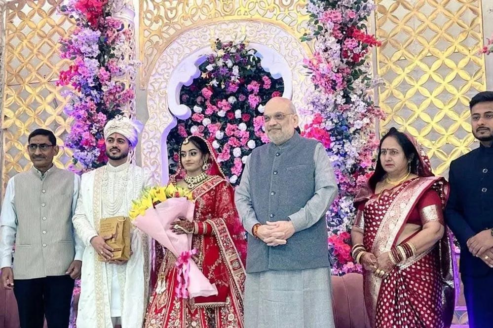 BJP टाइपिस्ट की बेटी की शादी में अमित शाह की मौजूदगी, खूब हो रही बातें
