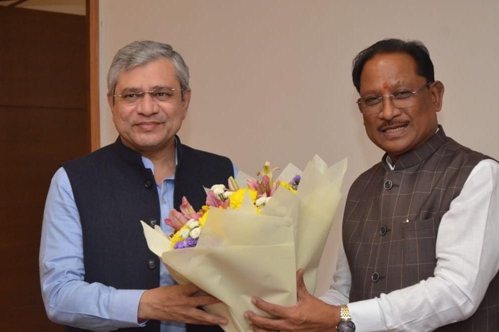 CM विष्णुदेव साय ने रायपुर में केंद्रीय रेल मंत्री अश्विनी वैष्णव से की शिष्टाचार मुलाकात