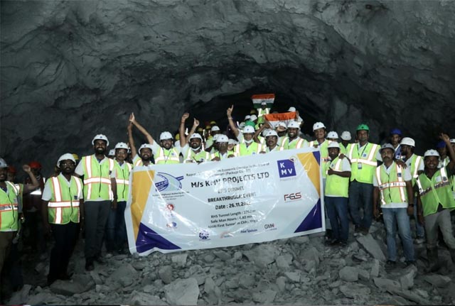 रायपुर: छत्तीसगढ़ की पहली राष्ट्रीय राजमार्ग सुरंग का ब्रेकथ्रू सफल, तीन राज्यों की कनेक्टिविटी होगी मजबूत