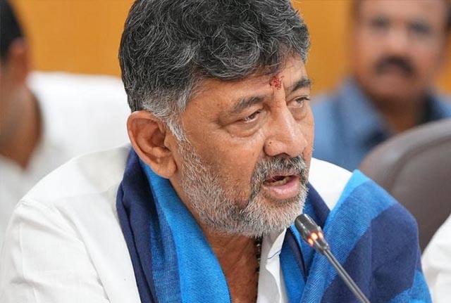 वोक्कालिगा समुदाय का प्रमुख मठ डीके शिवकुमार के साथ, मुख्यमंत्री पद पर जल्द निर्णय की अपील