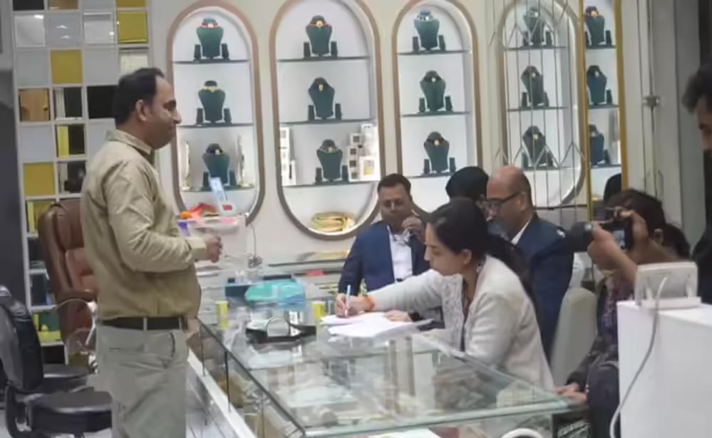 सतना में ज्वेलरी कारोबारियों पर छापा: कच्चा बिल पकड़ते ही GST टीम ने शुरू किया बड़ा खेल