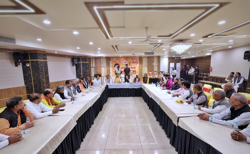 ज्योतिरादित्य सिंधिया ने ली बैठक, कार्यकर्ताओं के साथ मजबूत रिश्ते बनाने का दिया आश्वासन