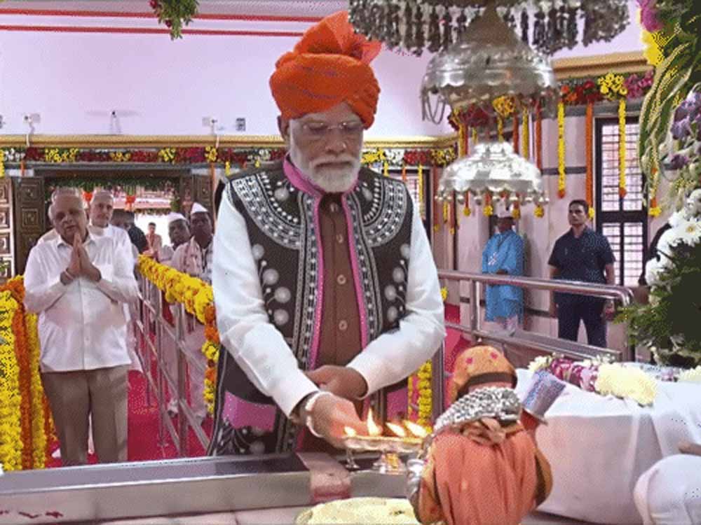 भगवान बिरसा मुंडा को स्मरण करते हुए पीएम मोदी ने देवमोगरा धाम में की पूजा