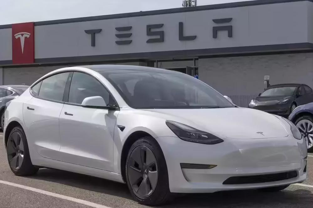 कार के बंद दरवाजों में हुई 5 मौतें, TESLA पर कानूनी कार्रवाई शुरू
