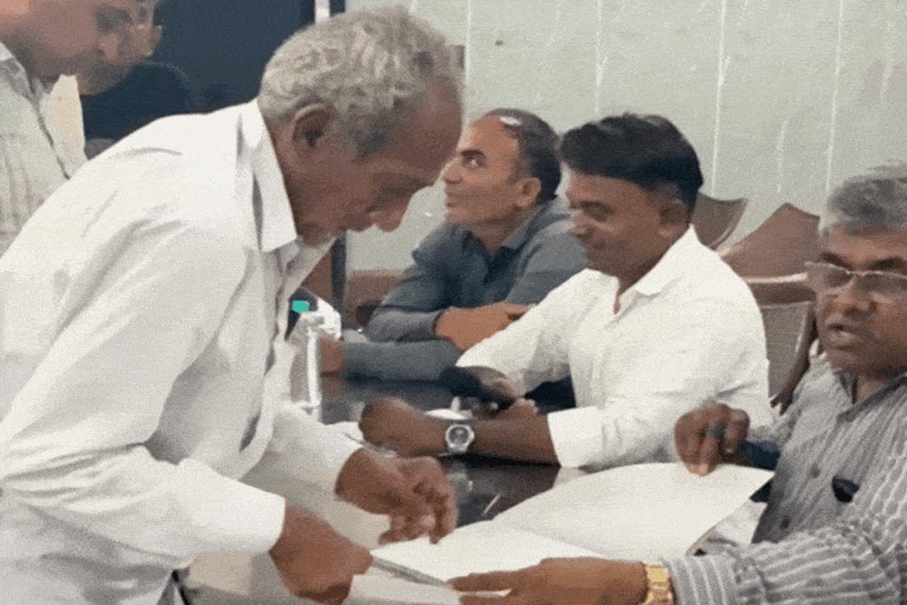 सावरकुंडला के जीरा गांव में करिश्मा: एक व्यक्ति ने चुका दिया 300 किसानों का 30 साल पुराना कर्ज