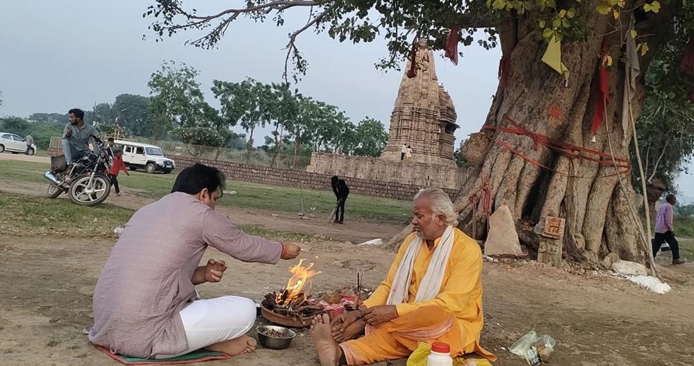 खजुराहो में राकेश दलाल ने किया बगलामुखी हवन, जवारी मंदिर की मूर्ति विवाद के बीच हुई पूजा