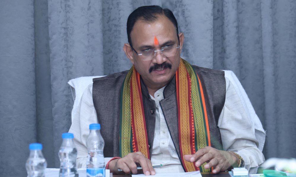 स्वास्थ्य सेवाओं में सुधार को लेकर मंत्री श्याम बिहारी जायसवाल ने की योजनाओं की समीक्षा