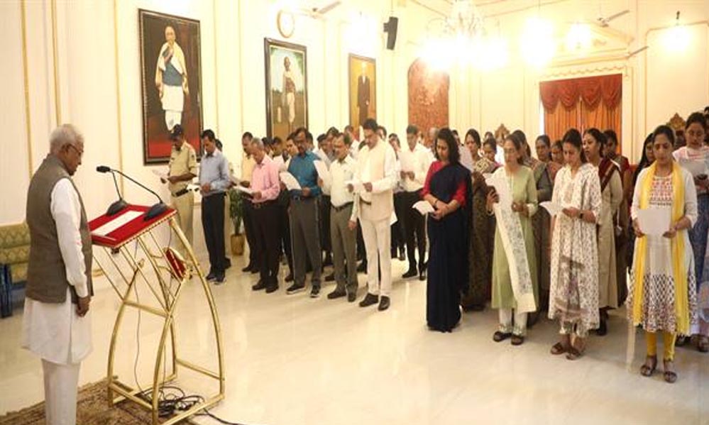 राज्यपाल मंगुभाई पटेल ने अधिकारी-कर्मचारियों के साथ गाया वंदे मातरम्
