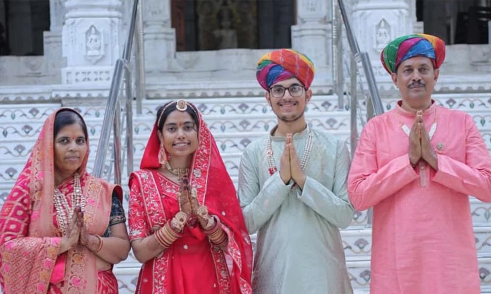 बड़े फैसले की तैयारी: 5 करोड़ की संपत्ति छोड़कर माता-पिता संन्यास लेंगे, बच्चों की पढ़ाई में देंगे पूरा समय