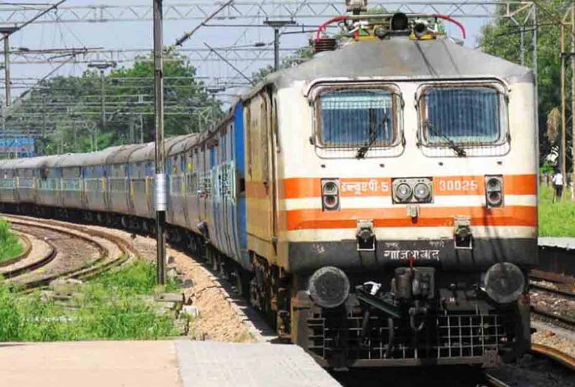 दिल्ली की ओर जाने वाली ट्रेनों में भारी सीटें खाली, टिकट कैंसिलेशन का असर