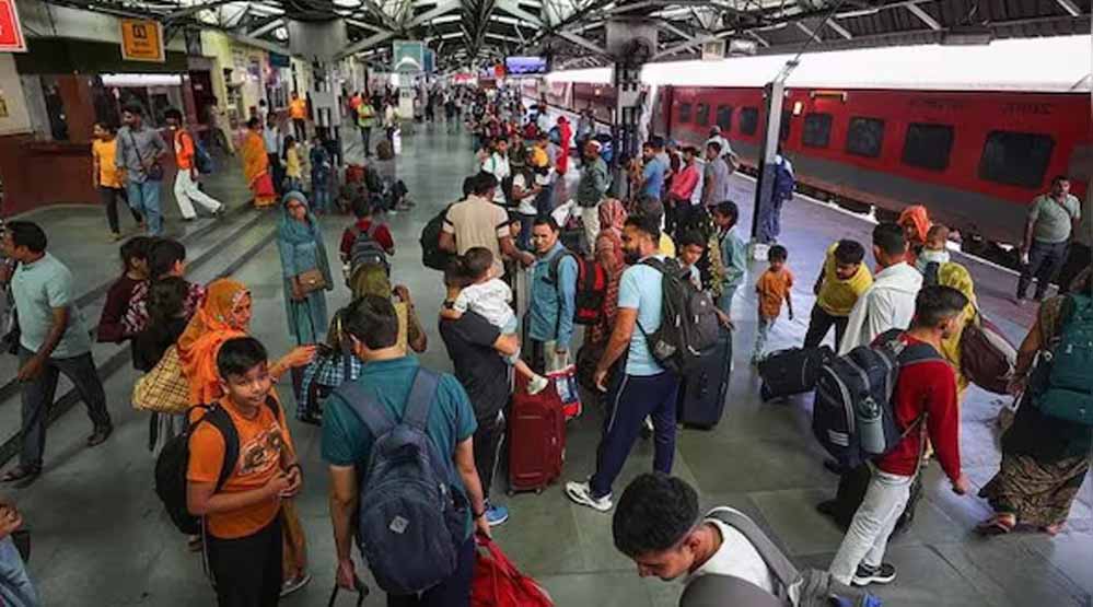 ट्रेन टिकट बांटकर वोटिंग बढ़ाने का आरोप, AAP ने भाजपा की आलोचना की