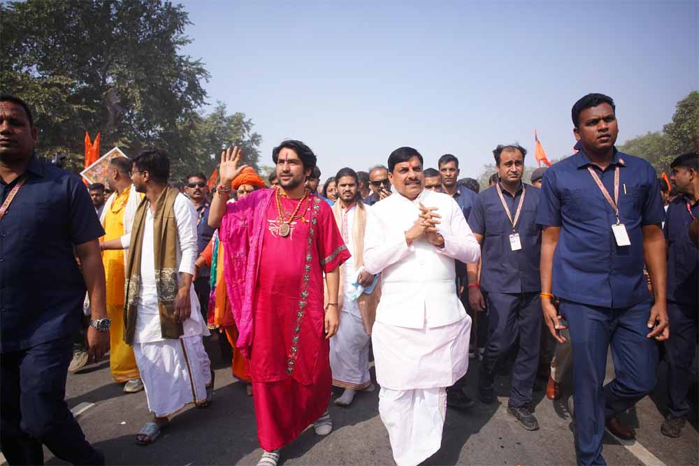 CM मोहन यादव और धीरेंद्र शास्त्री का सरल अंदाज़, हाईवे पर बैठकर भोजन का वीडियो वायरल