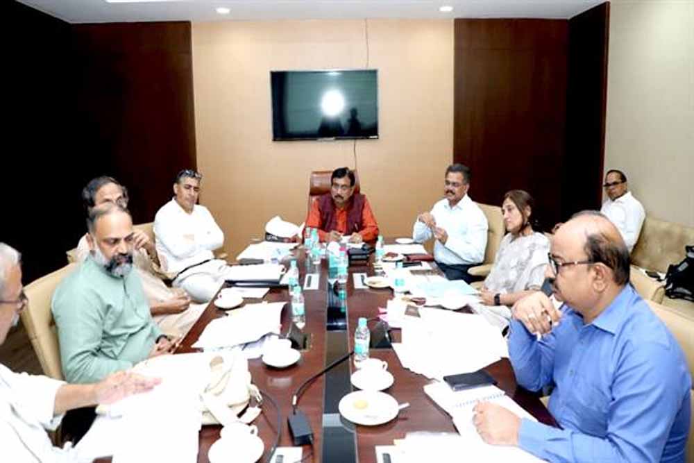 वन अधिकार दावों के निराकरण में सकारात्मक दृष्टिकोण अपनाएं : मंत्री डॉ. शाह