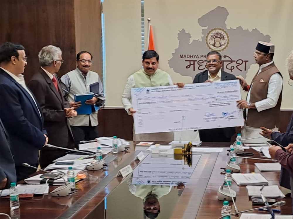 अपेक्स बैंक ने मुख्यमंत्री को सौंपा 4.27 करोड़ का लाभांश, सहकारिता विभाग की समीक्षा बैठक में हुआ हस्तांतरण