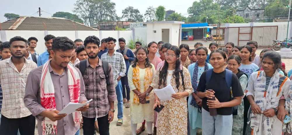 शराब दुकान से छात्रों की सुरक्षा खतरे में, SDM को दिया ज्ञापन