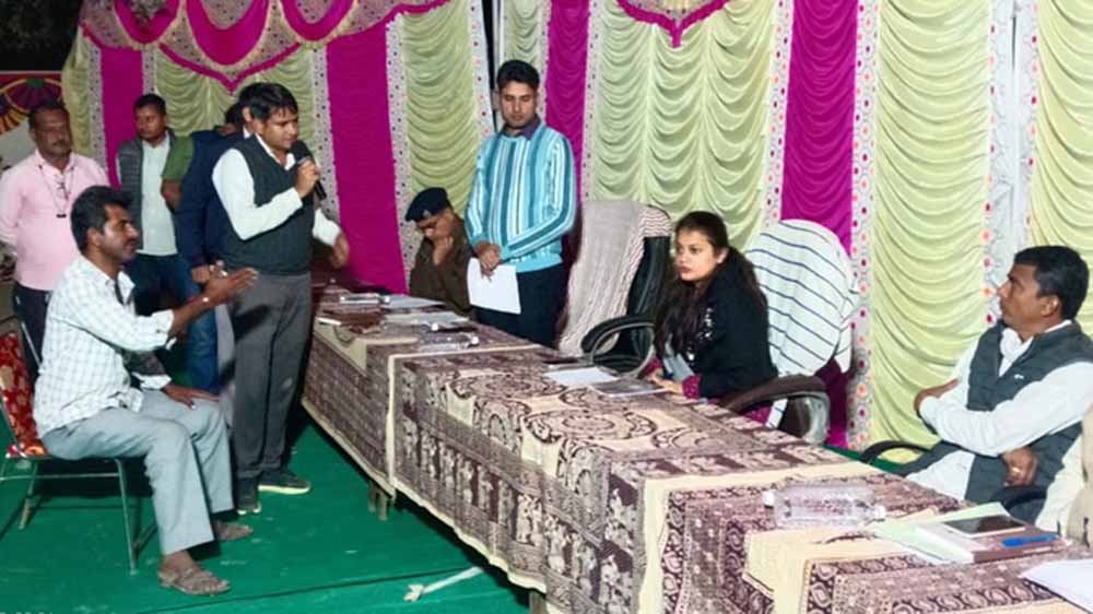 ठंड की परवाह किए बिना भेडाणा पहुंचीं जिला कलेक्टर टीना डाबी, चौपाल में उठे गांव के मुद्दे
