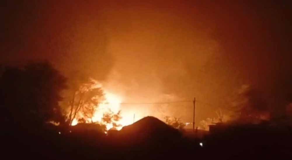 विधानसभा क्षेत्र में भड़की भीषण आग, शॉर्ट सर्किट से 20 घर जलकर राख