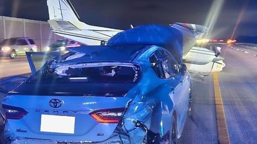 फ्लोरिडा हाइवे पर क्रैश लैंडिंग के दौरान विमान ने कार से टकराया, हादसे से मची हलचल