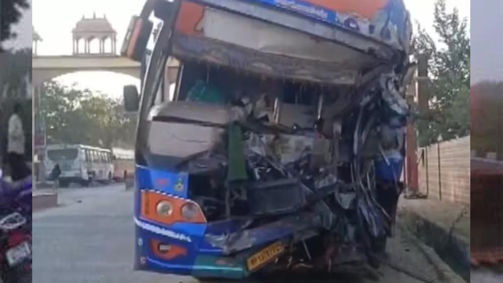 जयपुर-बीकानेर हाइवे पर भीषण हादसा, श्रद्धालुओं की बस ट्रक से टकराई, 4 की मौत, 28 जख्मी