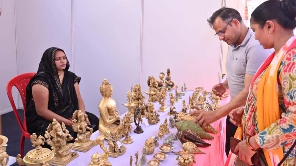 अपनी कमाई से बच्चों की पढ़ाई और परिवार का खर्च उठा रहीं ग्रामीण महिलाएं