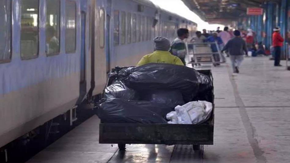 गंदगी फैलाने वालों पर रेलवे की कार्रवाई, आठ महीनों में 24.82 लाख रुपये का जुर्माना वसूला