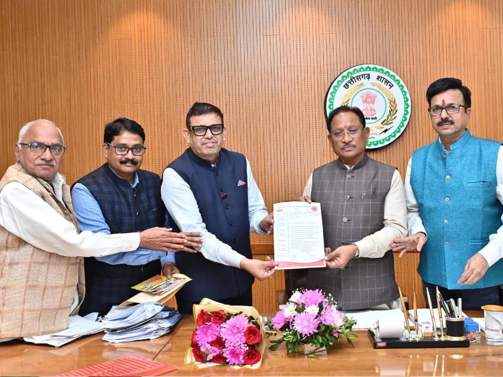 रायपुर: मुख्यमंत्री से CAIT प्रतिनिधियों की सौजन्य भेंट, स्वदेशी संकल्प यात्रा में भागीदारी का निमंत्रण