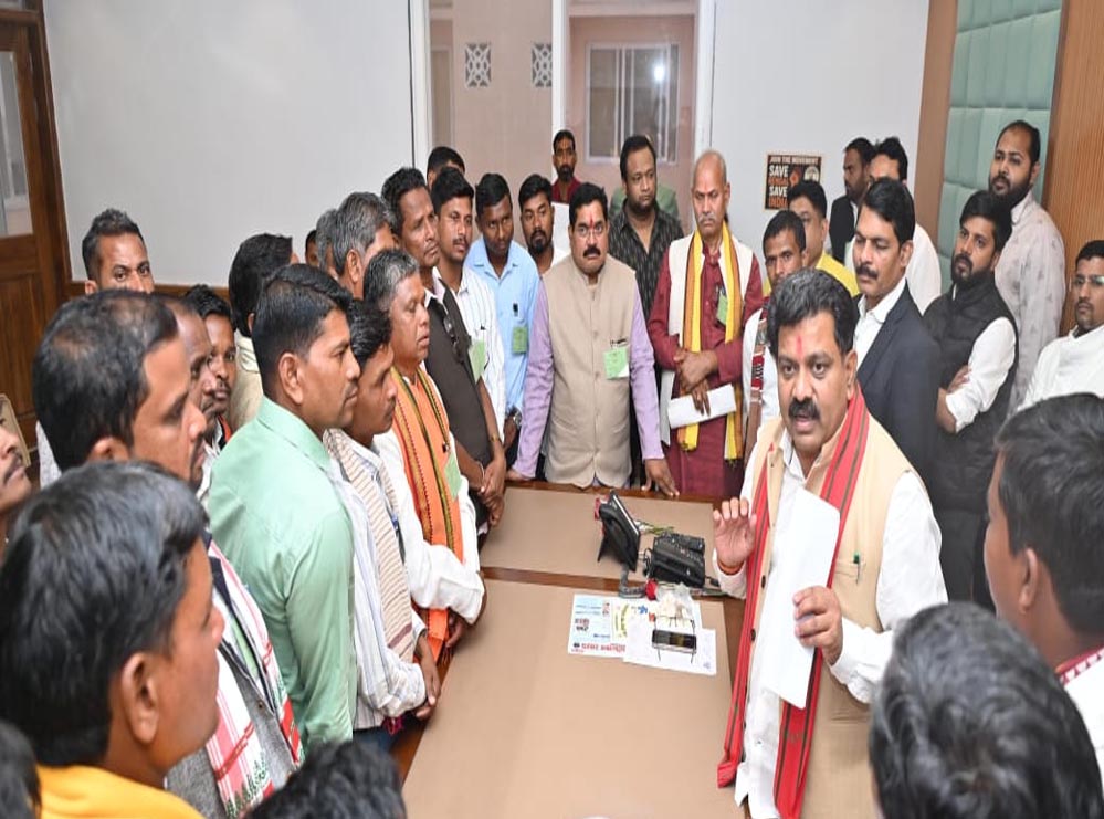 सरपंचों का विधानसभा दौरा: रायपुर में नए भवन में समझी लोकतांत्रिक कार्यप्रणाली