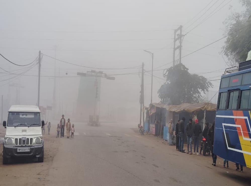 MP में ठंड की वापसी: 22 जिलों में घना कोहरा, ट्रेन और फ्लाइट सेवा प्रभावित