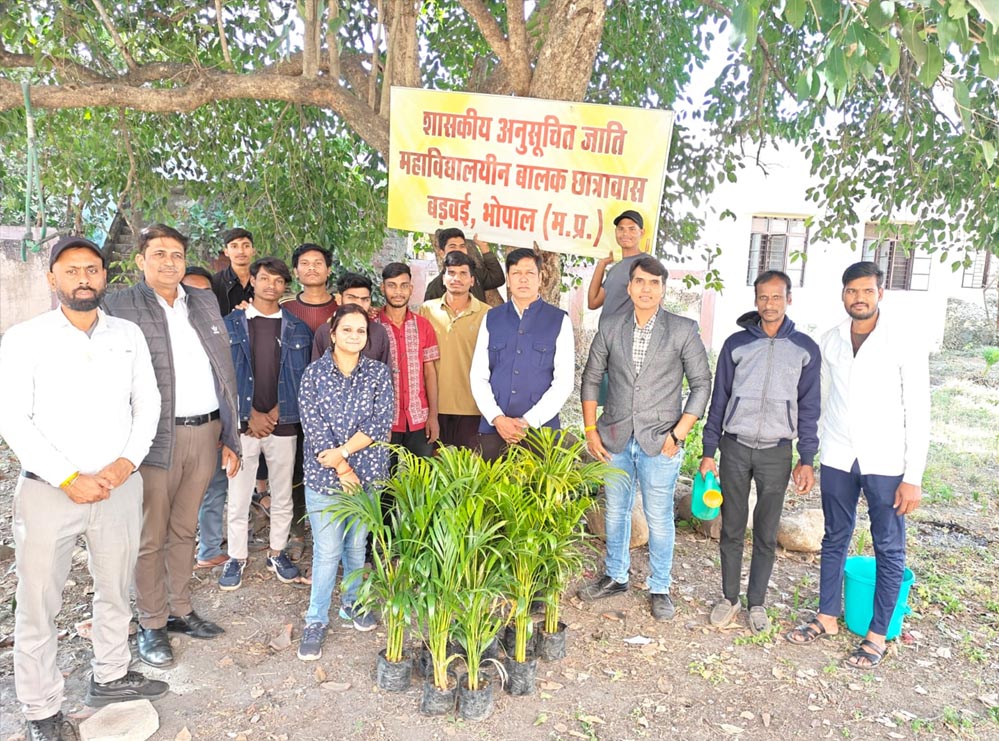 जनजातीय कार्य विभाग के छात्रावास में शहीदों की याद में पौधारोपण कार्यक्रम